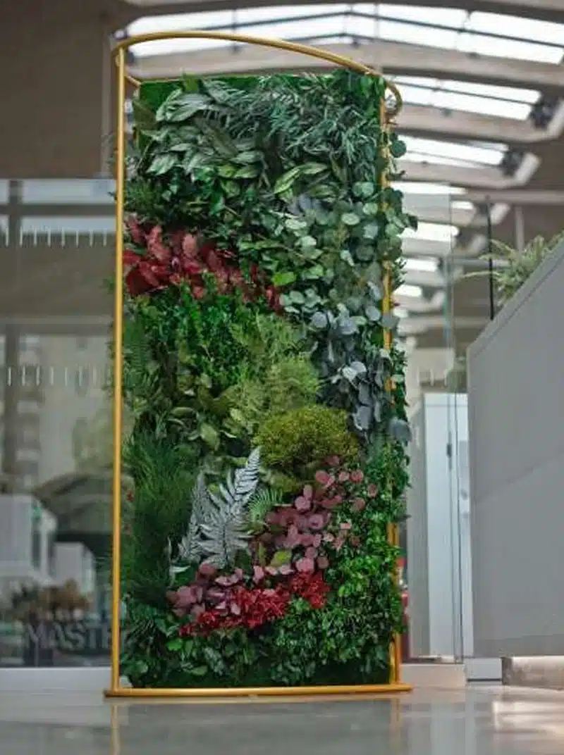 Verticale binnentuin met diverse groene planten