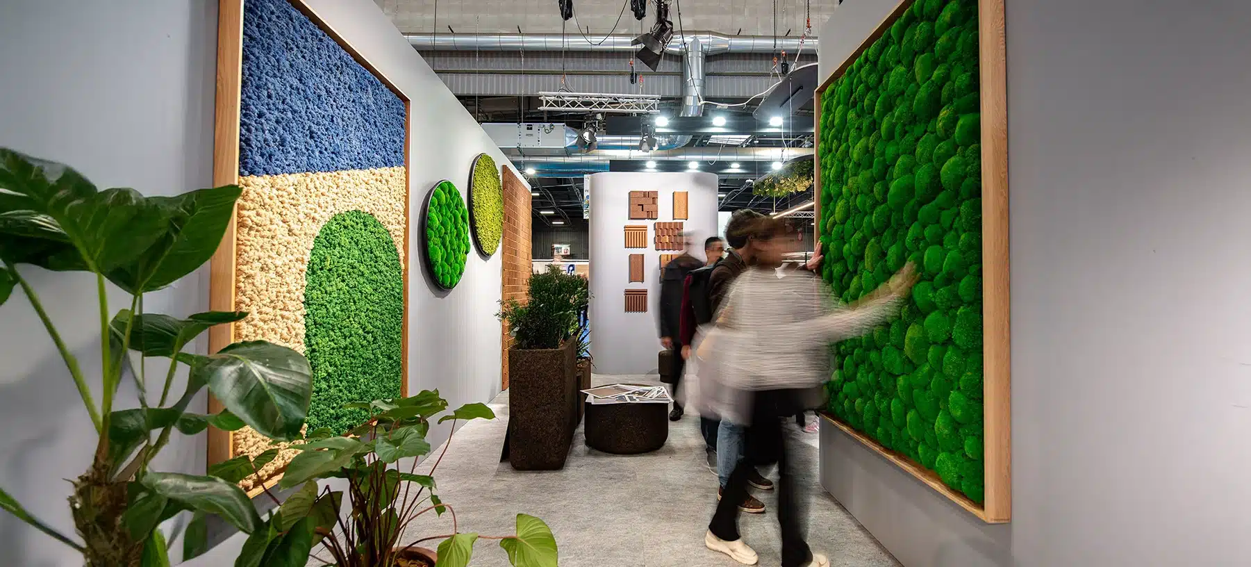 Binnenshuis botanische kunst met natuurlijke texturen.