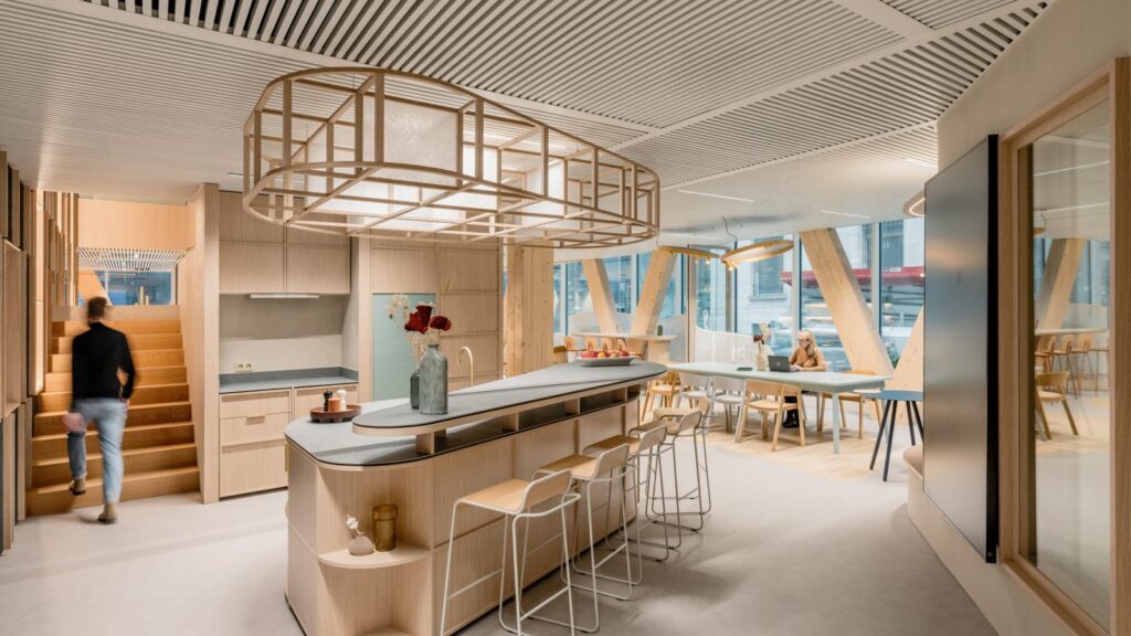 Plateau de bureaux offrant plusieurs types de lieux, de l'espace social ouvert a l'assise protegee